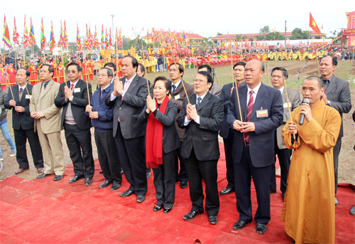 ពិធីបុណ្យចុះភ្ជួរបើករដូវកាលបង្កបង្កើនផល Doi Son ២០១៤។